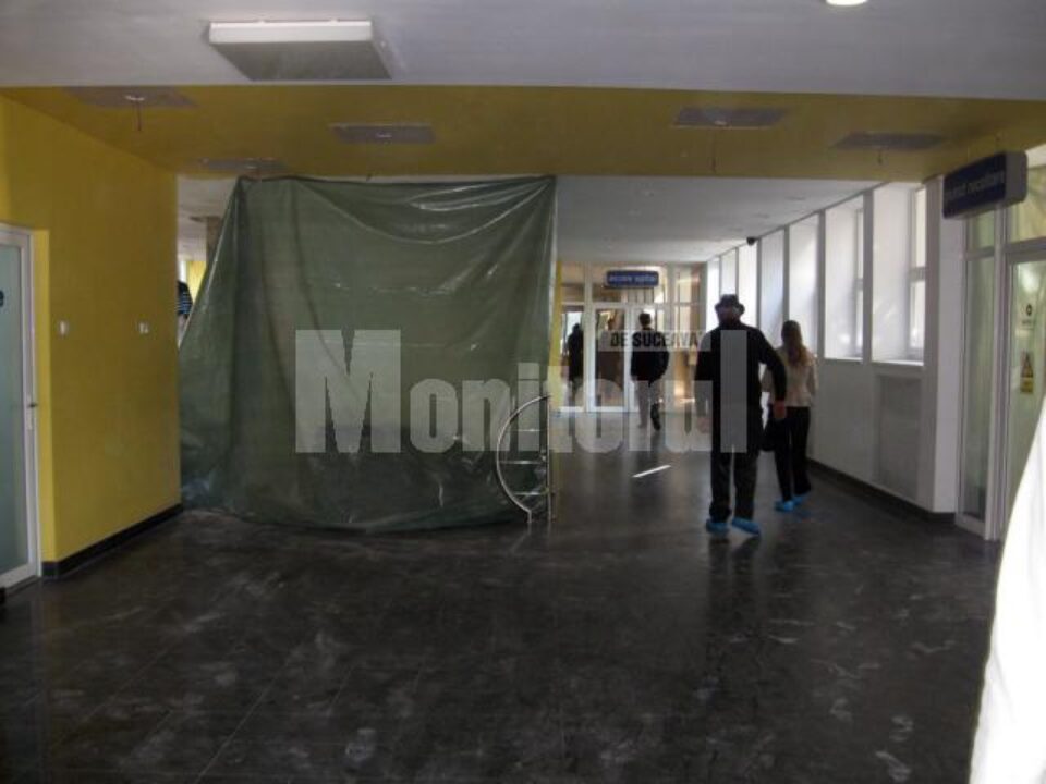 Lucrările de amenajare a recepției și sălii de așteptare sunt îngreunate de traficul intens de persoane Lucrările de amenajare a recepției și sălii de așteptare sunt îngreunate de traficul intens de persoane