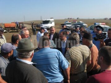 Zeci de proprietari de terenuri din Șcheia au blocat lucrările la șoseaua de centură a Sucevei
