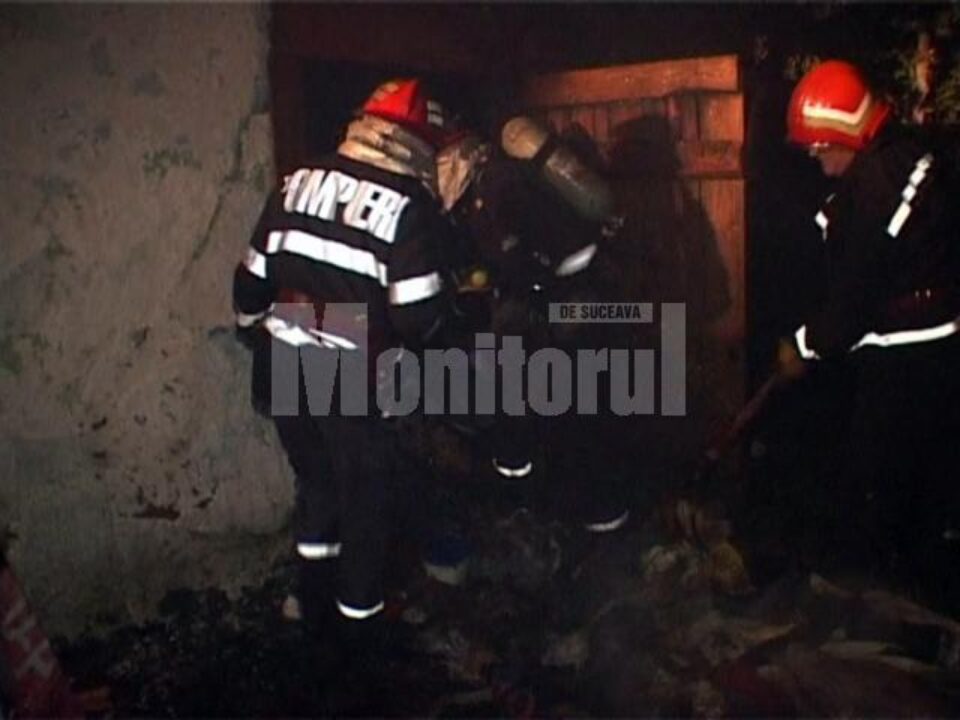 Incendiul a izbucnit din cauza jarului căzut dintr-o sobă