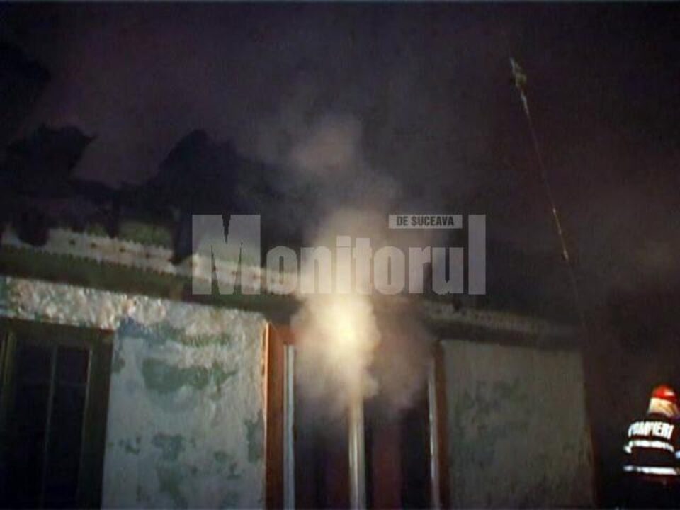Incendiul a izbucnit din cauza jarului căzut dintr-o sobă