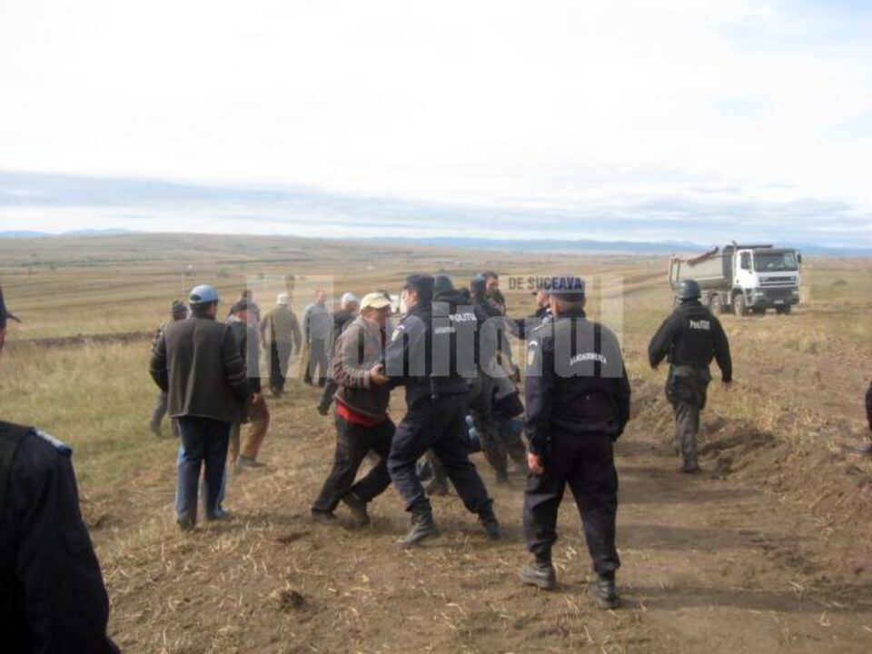 Oamenii au încercat să forțeze cordonul jandarmilor și polițiștilor
