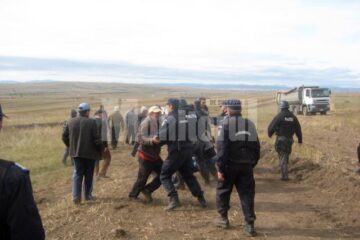 Oamenii au încercat să forțeze cordonul jandarmilor și polițiștilor