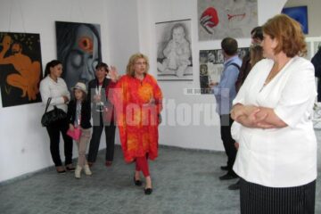 Artista plastică Bogdana Rașcu prezentând expoziția