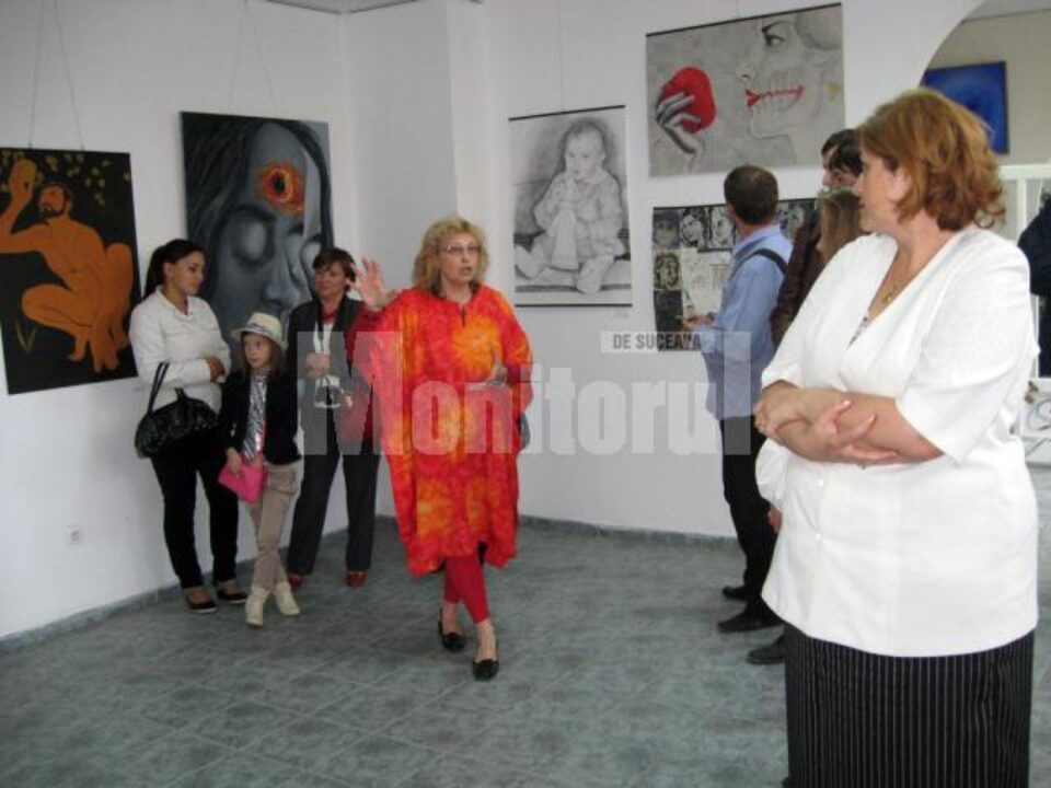 Artista plastică Bogdana Rașcu prezentând expoziția