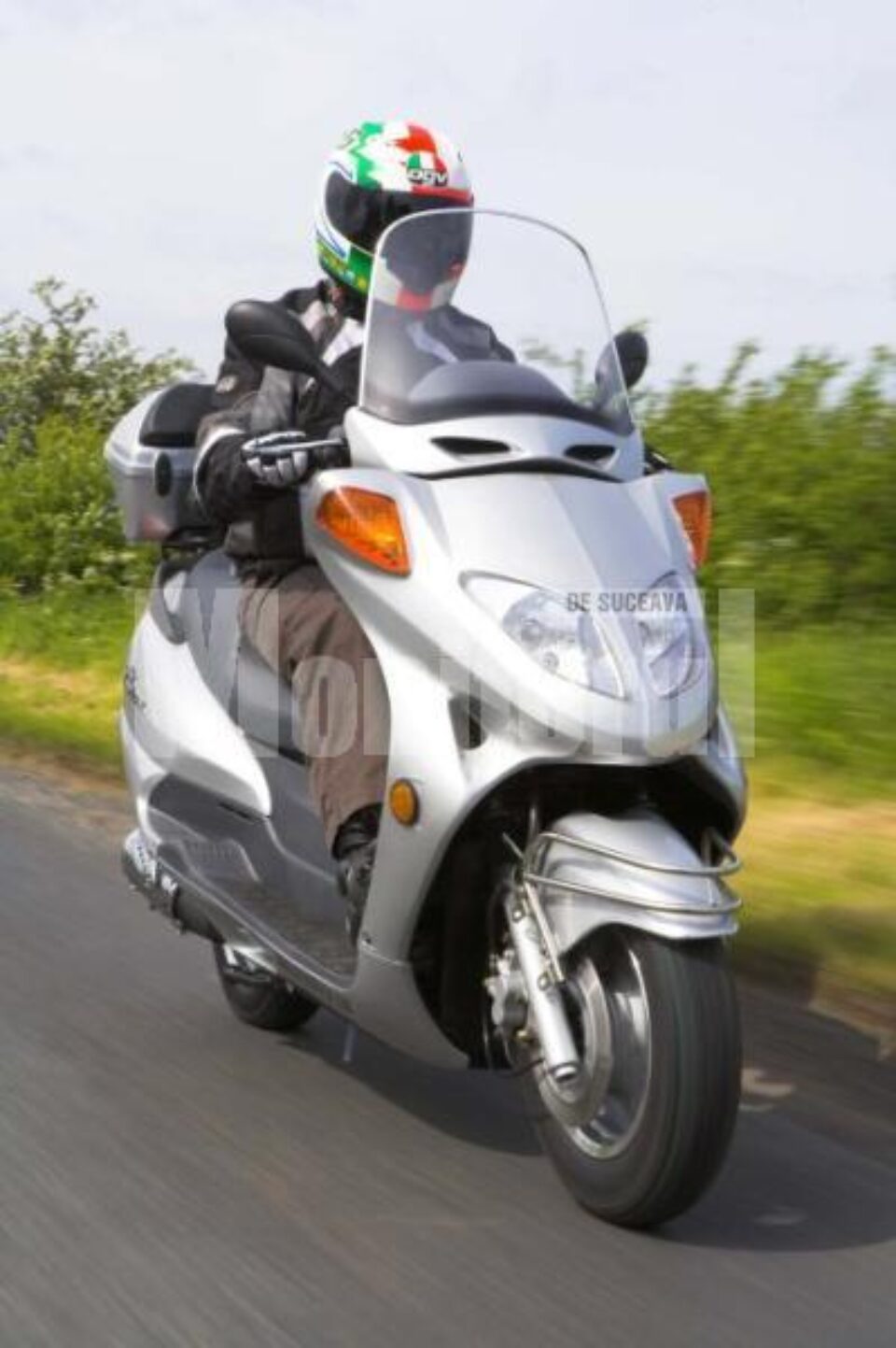 Doi tineri răniți în accidente de motoscuter