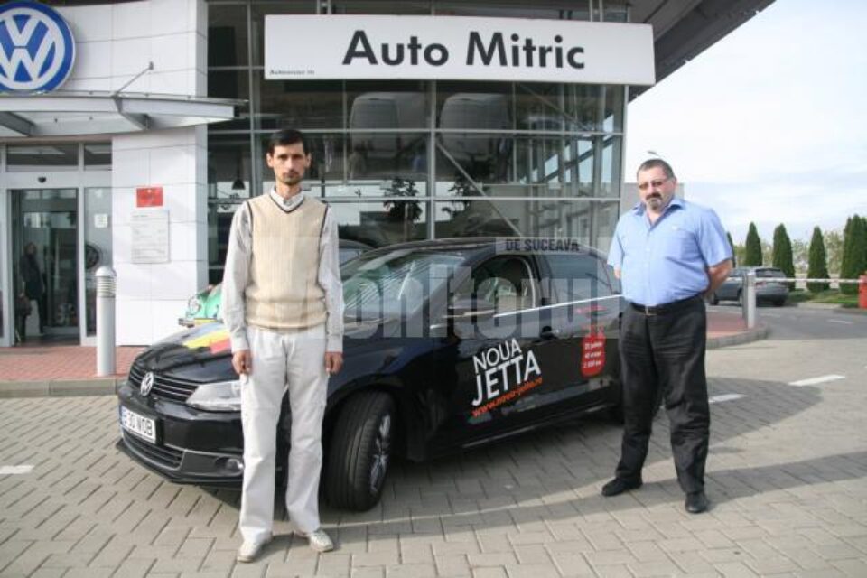 Rudy Hodl și Radu Ianovici alături de noua Jetta care a pornit în turul Romaniei
