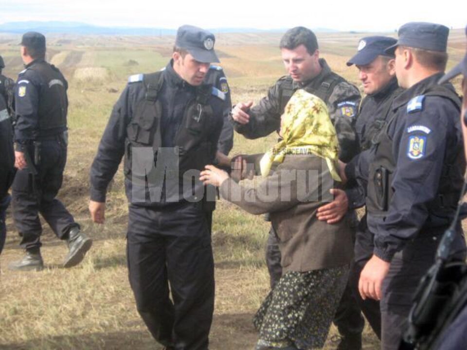 Oamenii au încercat să forțeze cordonul jandarmilor și polițiștilor
