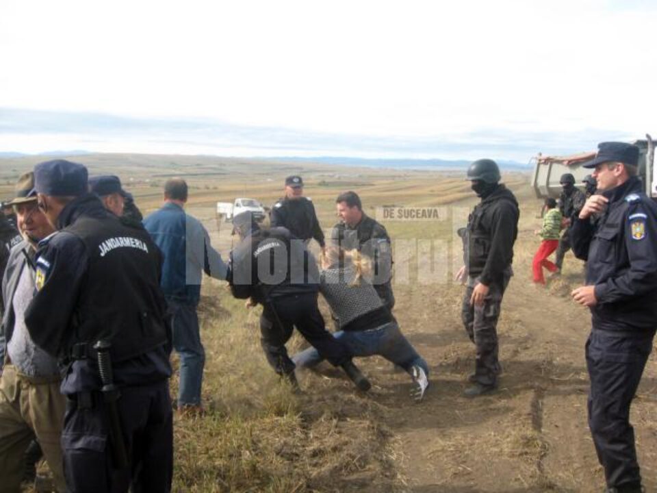 Oamenii au încercat să forțeze cordonul jandarmilor și polițiștilor