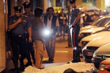 Un român a fost înjunghiat de zece ori cu o sabie și i-a fost retezată o mână. Zeci de persoane au asistat Foto: www.ansa.it
