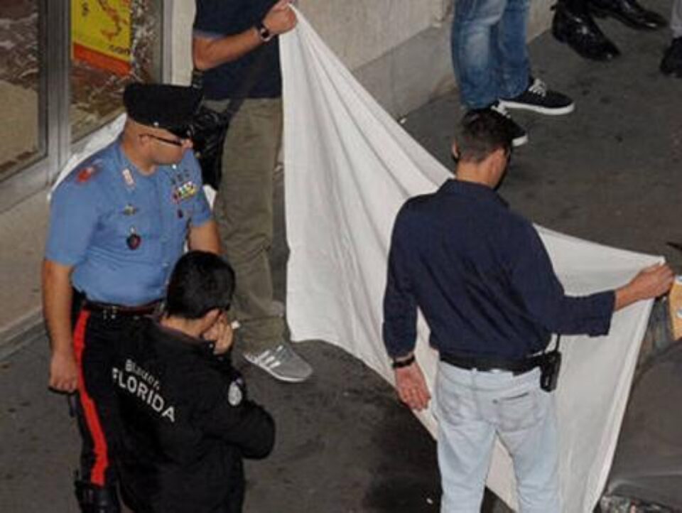 Un român a fost înjunghiat de zece ori cu o sabie și i-a fost retezată o mână. Zeci de persoane au asistat Foto: www.ansa.it