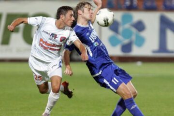 Alexandru Vagner (stânga), de la Tg. Mureș și Stojan Vranjes, de la Pandurii Targu Jiu, lupta pentru balon în meciul de la Targu Mureș. Foto: MediaFax