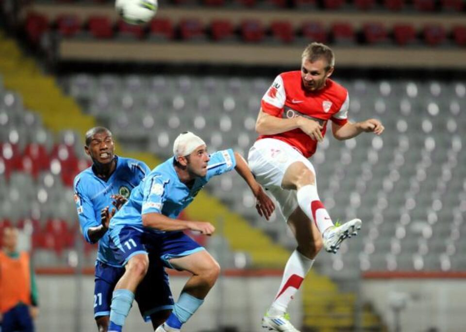 Jean Bozga și Alexandru Baltoi, de la Concordia Chiajna își dispută balonul cu Cosmin Moti, de la Dinamo. Foto: MediaFax