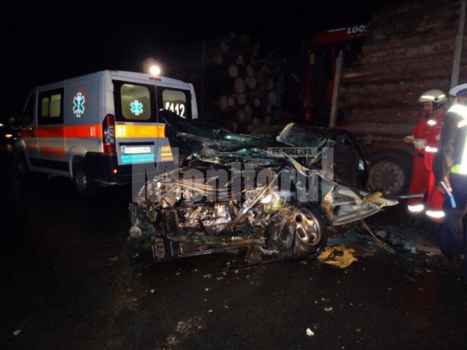 Autoturism Renault Laguna a intrat sub o autoutilitară cu remorcă ce transporta material lemnos