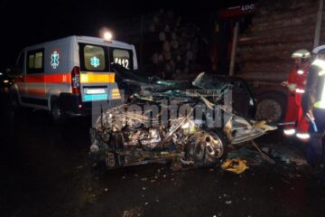 Autoturism Renault Laguna a intrat sub o autoutilitară cu remorcă ce transporta material lemnos