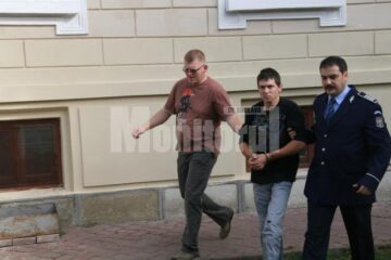 Daniel Ionel Dunga, adus cu cătușe la mâini în fața judecătorilor Tribunalului Suceava