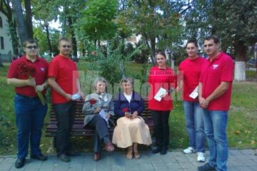 Tinerii din UNPR au sărbătorit persoanele vârstnice în Parcul Central din Suceava