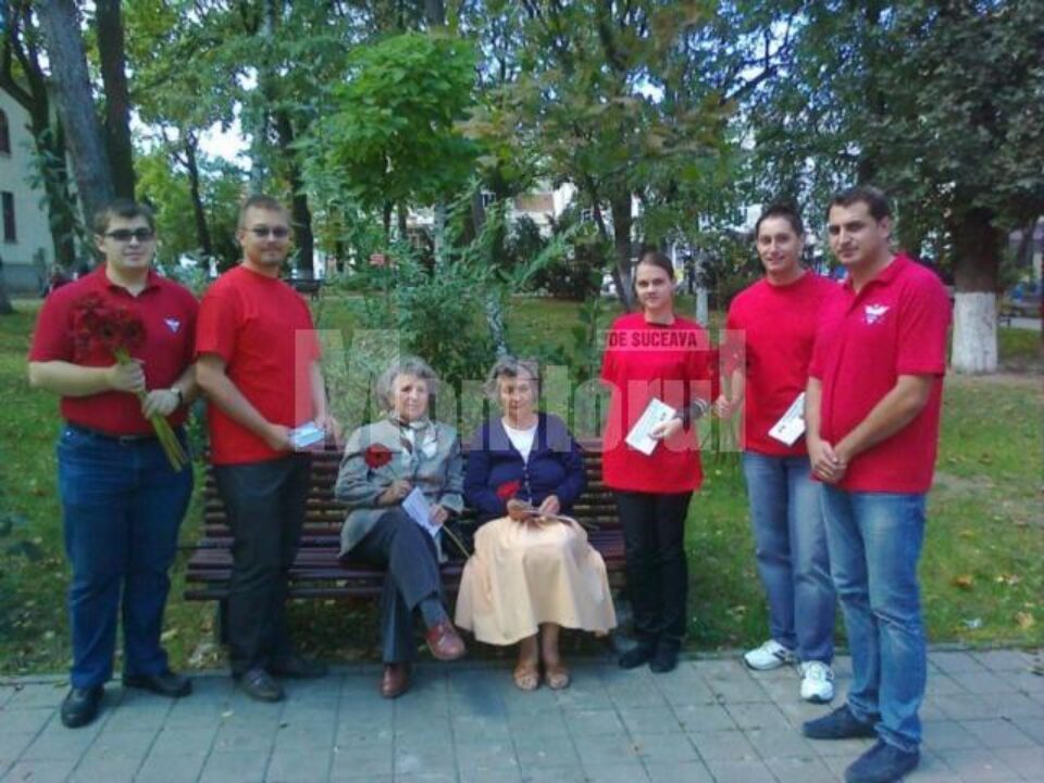 Tinerii din UNPR au sărbătorit persoanele vârstnice în Parcul Central din Suceava