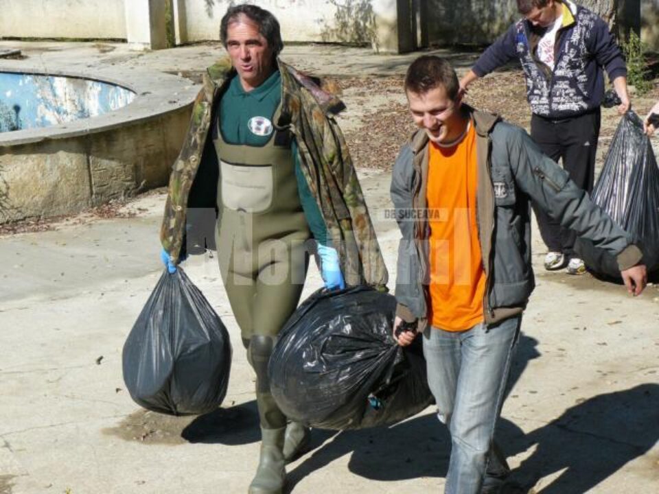 Doctorul Petrea Dulgheru (stânga), președintele Clubului „Eco-Dorna” Ecologiști în actiune, în municipiul Vatra Dornei Doctorul Petrea Dulgheru (stânga), președintele Clubului „Eco-Dorna” Ecologiști în actiune, în municipiul Vatra Dornei