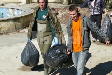 Doctorul Petrea Dulgheru (stânga), președintele Clubului „Eco-Dorna” Ecologiști în actiune, în municipiul Vatra Dornei