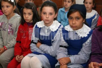 Colegii Angelicăi poartă banderole negre