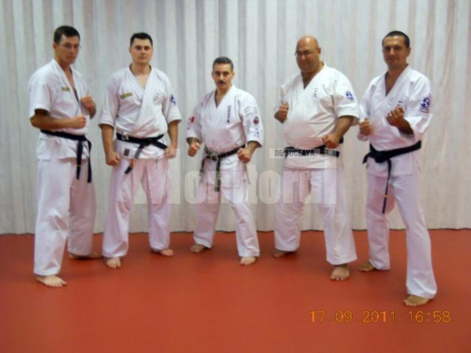 Maestrul Hanshi Albert C. Mady, în mijlocul echipei care a reprezentat România la seminarul de la Copenhaga Maestrul Hanshi Albert C. Mady, în mijlocul echipei care a reprezentat România la seminarul de la Copenhaga