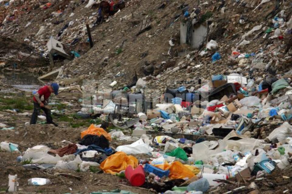La Vicovu de Sus, în albia și lunca râului Suceava, sunt descărcate zilnic cantități impresionante de deșeuri