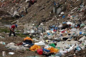 La Vicovu de Sus, în albia și lunca râului Suceava, sunt descărcate zilnic cantități impresionante de deșeuri