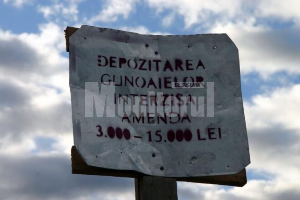La Vicovu de Sus, în albia și lunca râului Suceava, sunt descărcate zilnic cantități impresionante de deșeuri