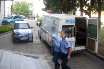 Tânăra care a furat din poșeta mamei sale cheia de la apartament a fost trimisă în judecată