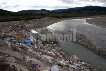 Gunoiul, aruncat fără nici o jenă direct în albia râului