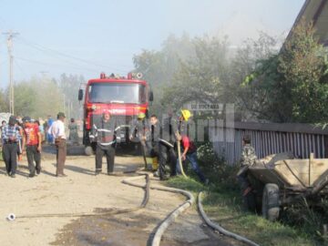 La stingerea incendiului au intervenit zeci de oameni și șase mașini de pompieri