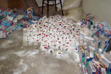 Trei sute de pachete de țigări marca Viceroy erau ascunse în cutii de detergent