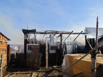 La stingerea incendiului au intervenit zeci de oameni și șase mașini de pompieri