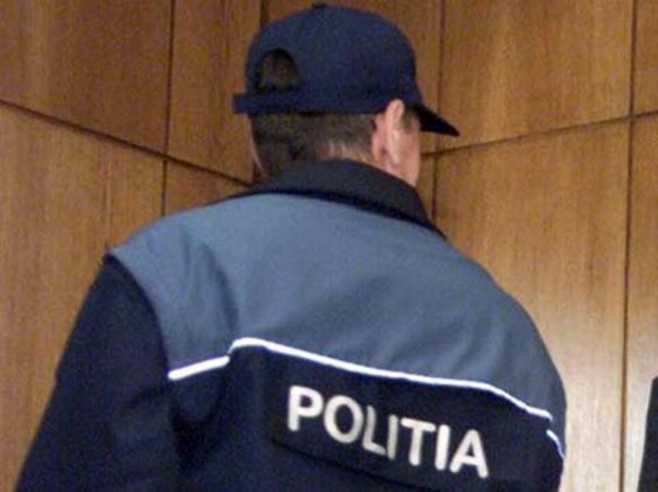 Polițist cercetat de procurori pentru că ar fi măsluit dosarul morții unei bătrâne