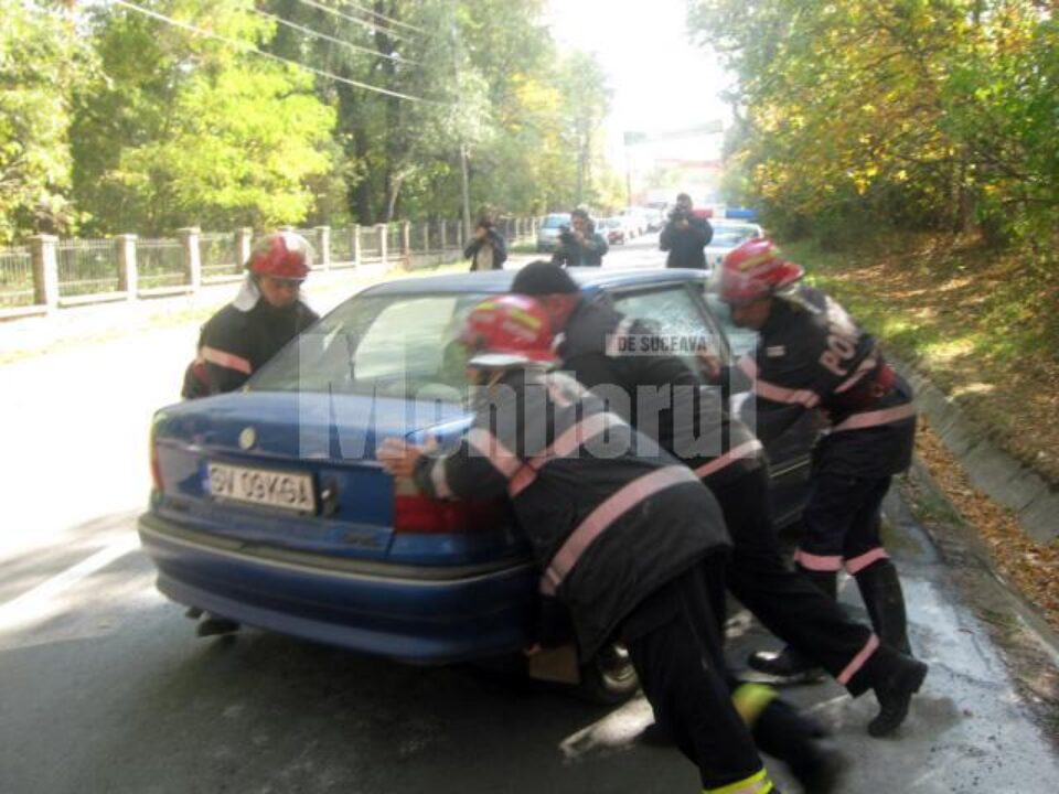 Din fericire, persoanele aflate în mașină nu au fost rănite