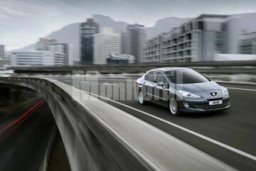 Peugeot 408 are priză la public