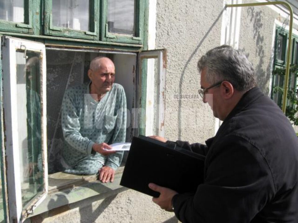 Ion Lungu a dus banii din despăgubiri persoanelor care nu se pot deplasa
