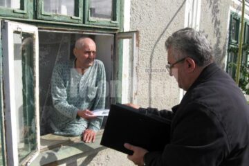 Ion Lungu a dus banii din despăgubiri persoanelor care nu se pot deplasa