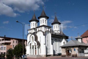 Parohia Sfânta Cruce își are începuturile în primii ani de după 1989