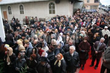 La doar câteva grade peste zero, peste o mie de credincioși au participat ieri la slujba de sfințire a Bisericii Sf. Cruce