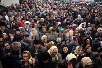 La doar câteva grade peste zero, peste o mie de credincioși au participat ieri la slujba de sfințire a Bisericii Sf. Cruce