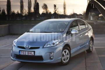 Toyota testează noul Prius Plug-in