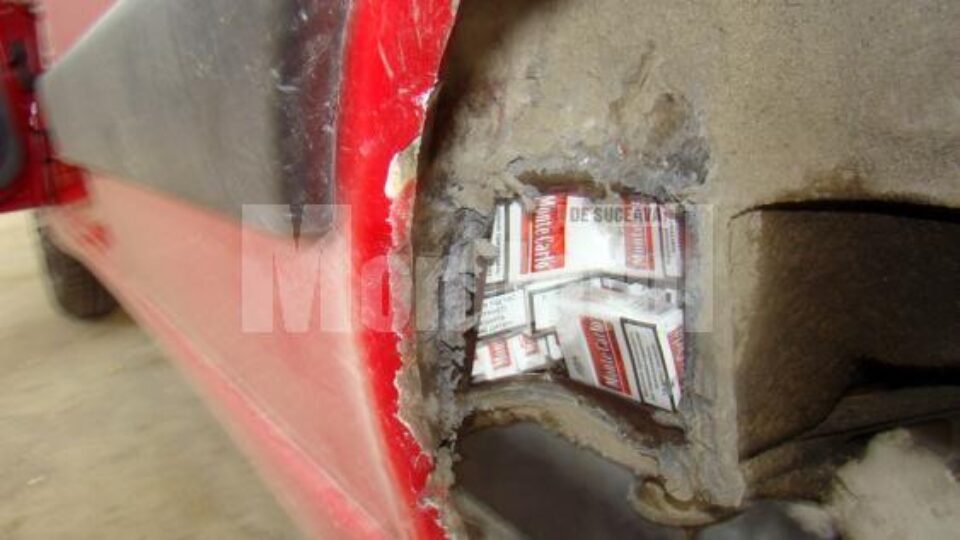Într-un locaș special amenajat în podea au fost descoperite 520 de pachete de țigări marca Monte Carlo Într-un locaș special amenajat în podea au fost descoperite 520 de pachete de țigări marca Monte Carlo