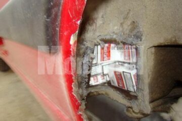 Într-un locaș special amenajat în podea au fost descoperite 520 de pachete de țigări marca Monte Carlo