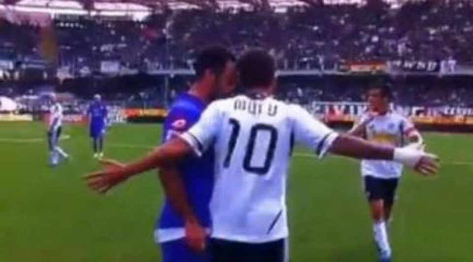 Mutu l-a lovit cu cotul pe Cassani primind direct cartonașul roșu. Foto: prosport