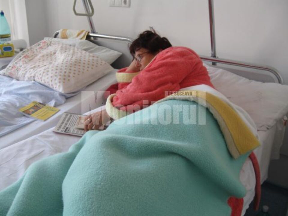 Bolnavii se îmbracă cu haine groase sau capoate peste pijamale și se învelesc cu două paturi Bolnavii se îmbracă cu haine groase sau capoate peste pijamale și se învelesc cu două paturi