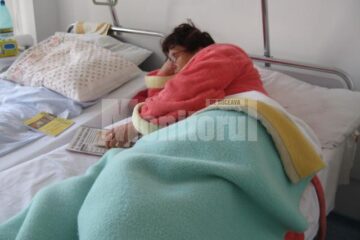 Bolnavii se îmbracă cu haine groase sau capoate peste pijamale și se învelesc cu două paturi