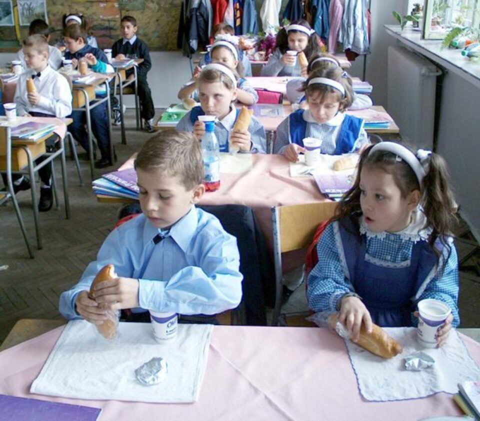 În școli se desfășoară controale de monitorizare a programului „Laptele și cornul”. Foto: MEDIAFAX