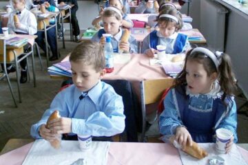 În școli se desfășoară controale de monitorizare a programului „Laptele și cornul”. Foto: MEDIAFAX