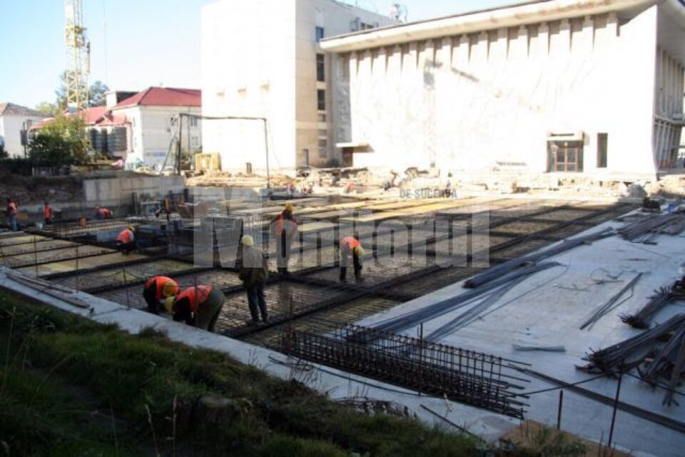 Pregătiri pentru turnarea planșeului parcării din spatele Casei de Cultură